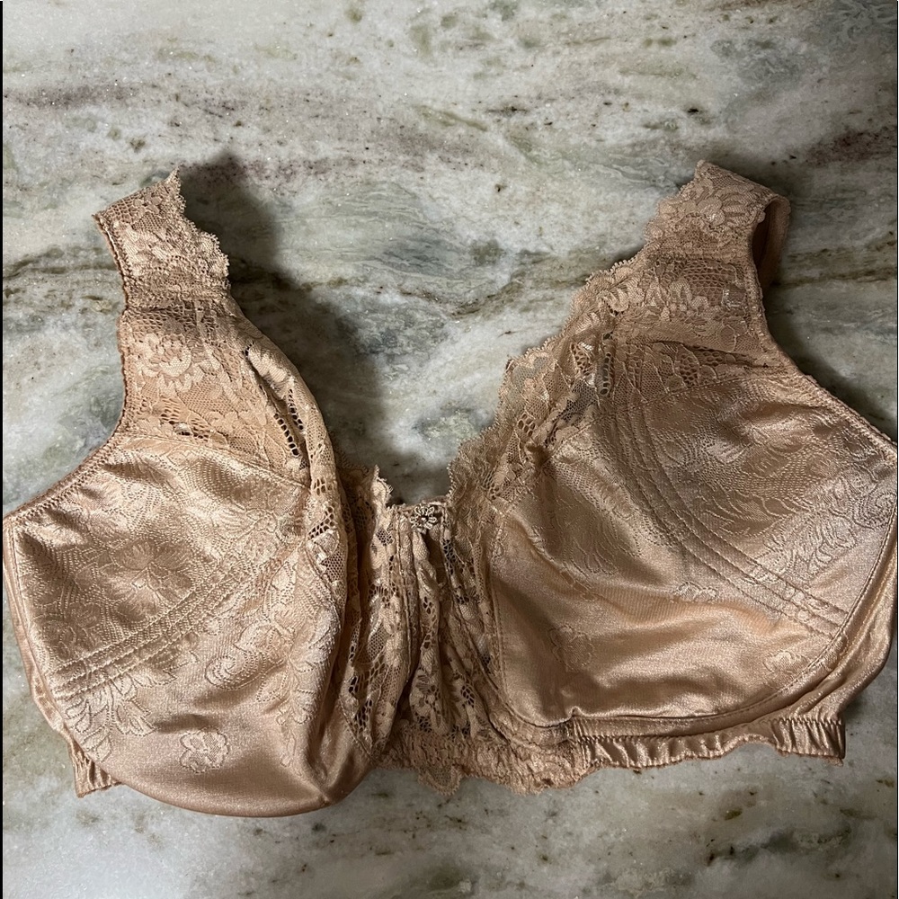 Comfort Choice Side Wire Lace Bra, Sz 42DDD
Padding on shoulders and sides